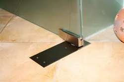 Bodentürschließer Dorma BTS 84 mit Abdeckplatte bei einer Ganzglasanlage Universal mit PT-Beschlägen Bodentürschließer Dorma BTS 84 mit Abdeckplatte bei einer Ganzglasanlage Universal mit PT-Beschlägen