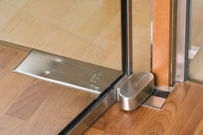 glas_brandschutztueren_glas_feuerschutztuer_detail_bodentuerschliesser