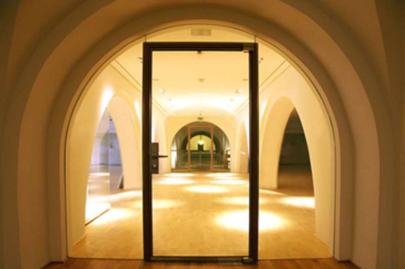 glas_brandschutztueren_glas_feuerschutztuer_rundbogen_seitenteil