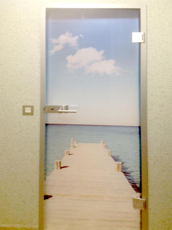 Referenzfoto Glastür Farbdruck Modell Holiday Kunde Fly Direction Madrid