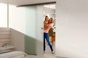 Das Glasschiebetür-System Muto Comfort M 60 von dormakaba schafft Freiraum auch bei kleinen Öffnungen - beta.ganzglastuere.de
