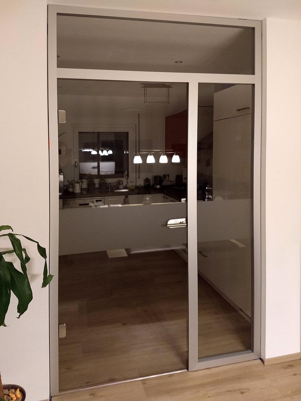 Referenz Sascha Loos Glastüren Klarglas in Alu-Blockzarge mit Seitenteil und Oberlicht